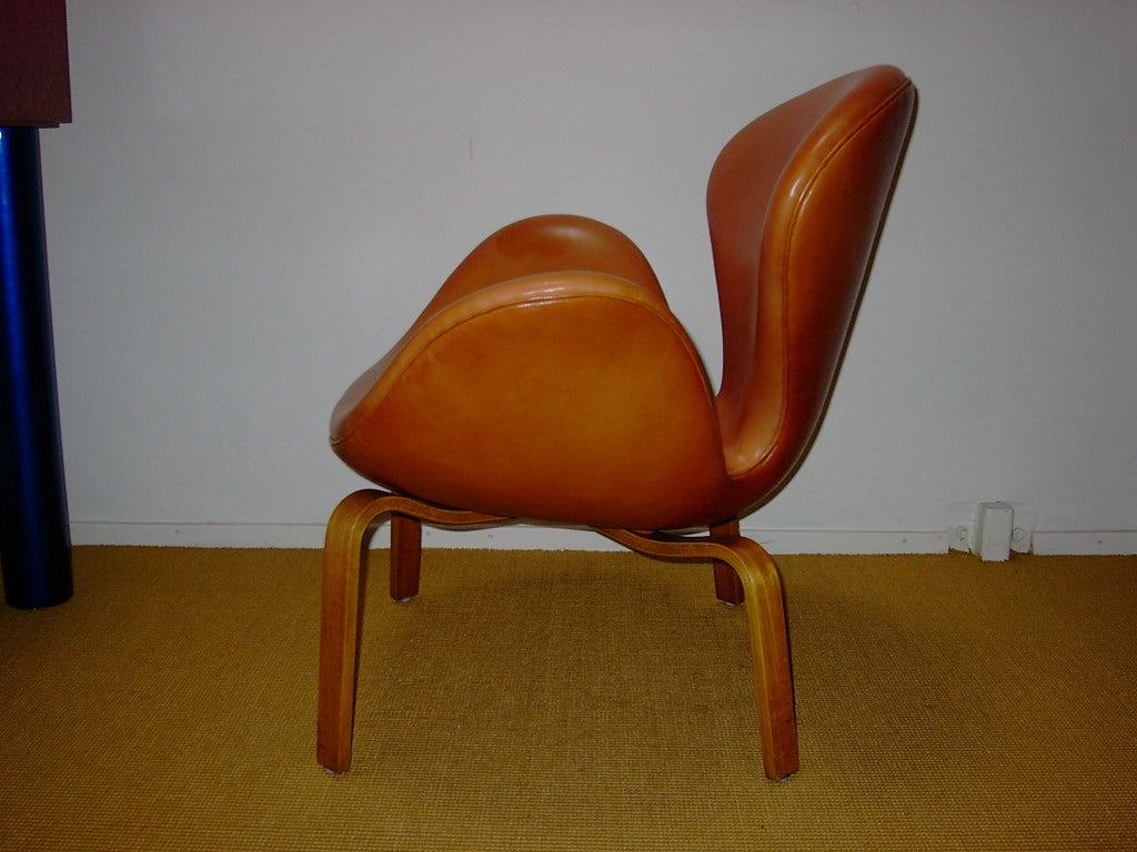 Swan chair, model 4325 by Arne Jacobsen for Fritz Hansen In Excellent Condition In Amsterdam, NL