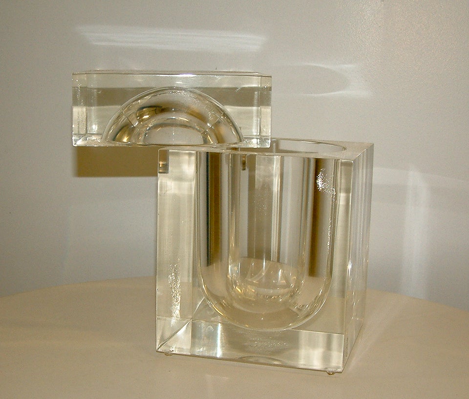 Lucite Ice Bucket in the manner of Alessandro Albrizzi In Good Condition For Sale In Richmond, VA