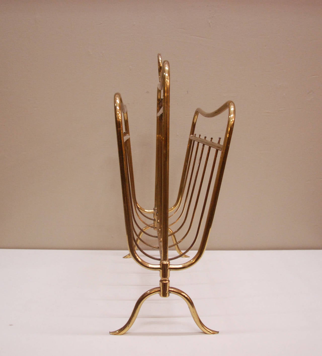Italian Brass Magazine Holder Attributed to Maffeis, Italy, circa 1950 In Excellent Condition For Sale In Richmond, VA