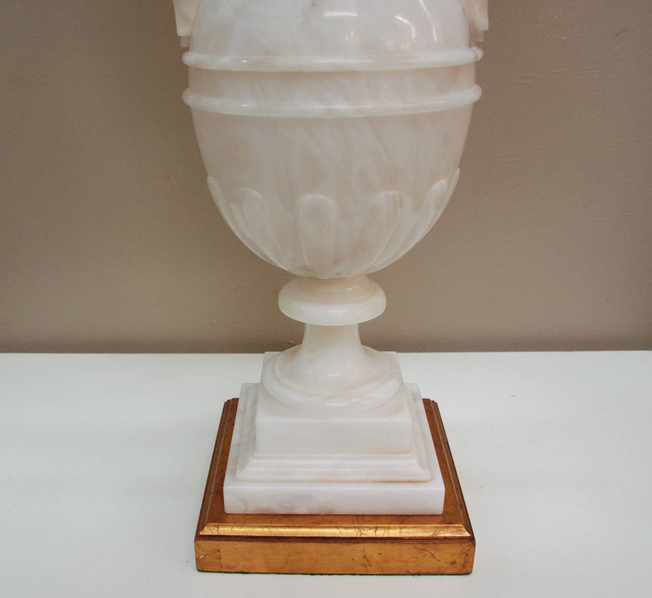 Monumental Hand-Carved Hollywood Regency Italian Alabaster Lamp, circa 1950 For Sale 4