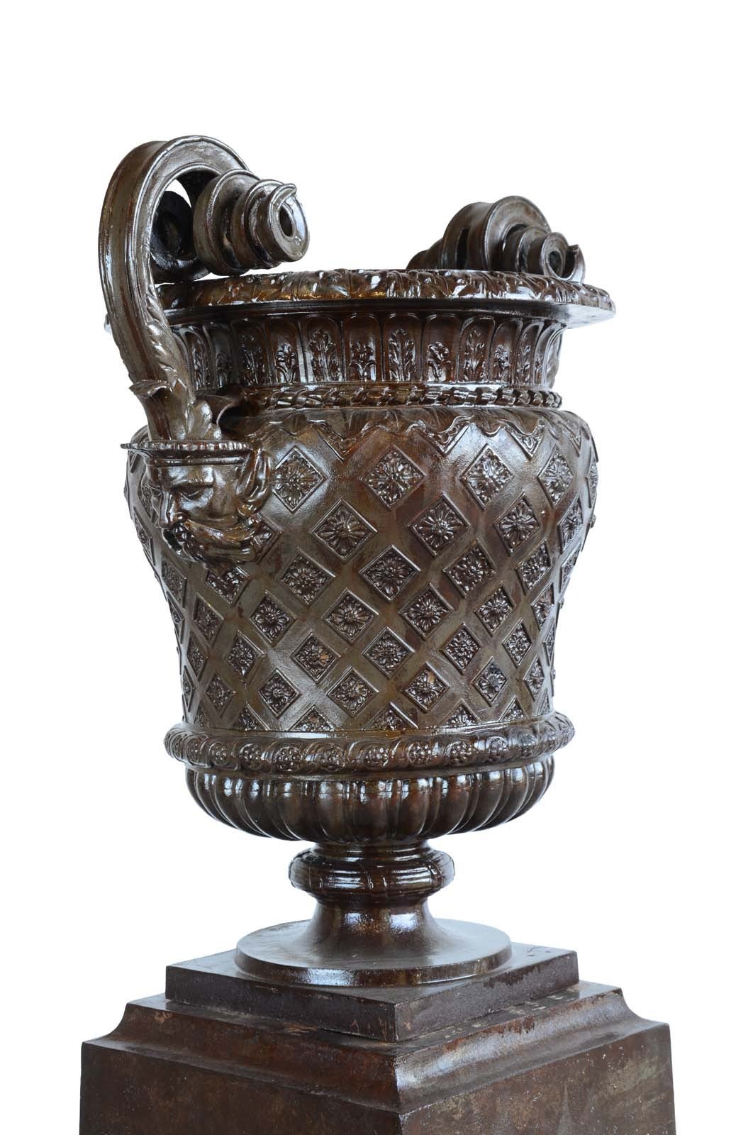 French Louis XIV Style Cast Iron Vase, 19th Century In Excellent Condition In Richebourg, Yvelines