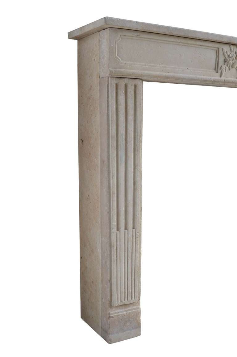French Louis XVI Period Limestone Fireplace, Late 18th Century In Good Condition In Richebourg, Yvelines
