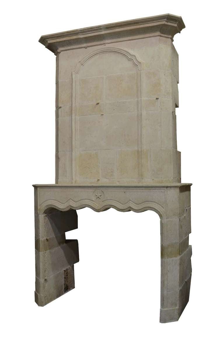 French Louis XIV Period Limestone Fireplace In Good Condition In Richebourg, Yvelines