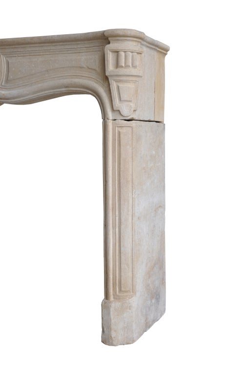 French Louis XV Period Limestone Fireplace In Excellent Condition In Richebourg, Yvelines