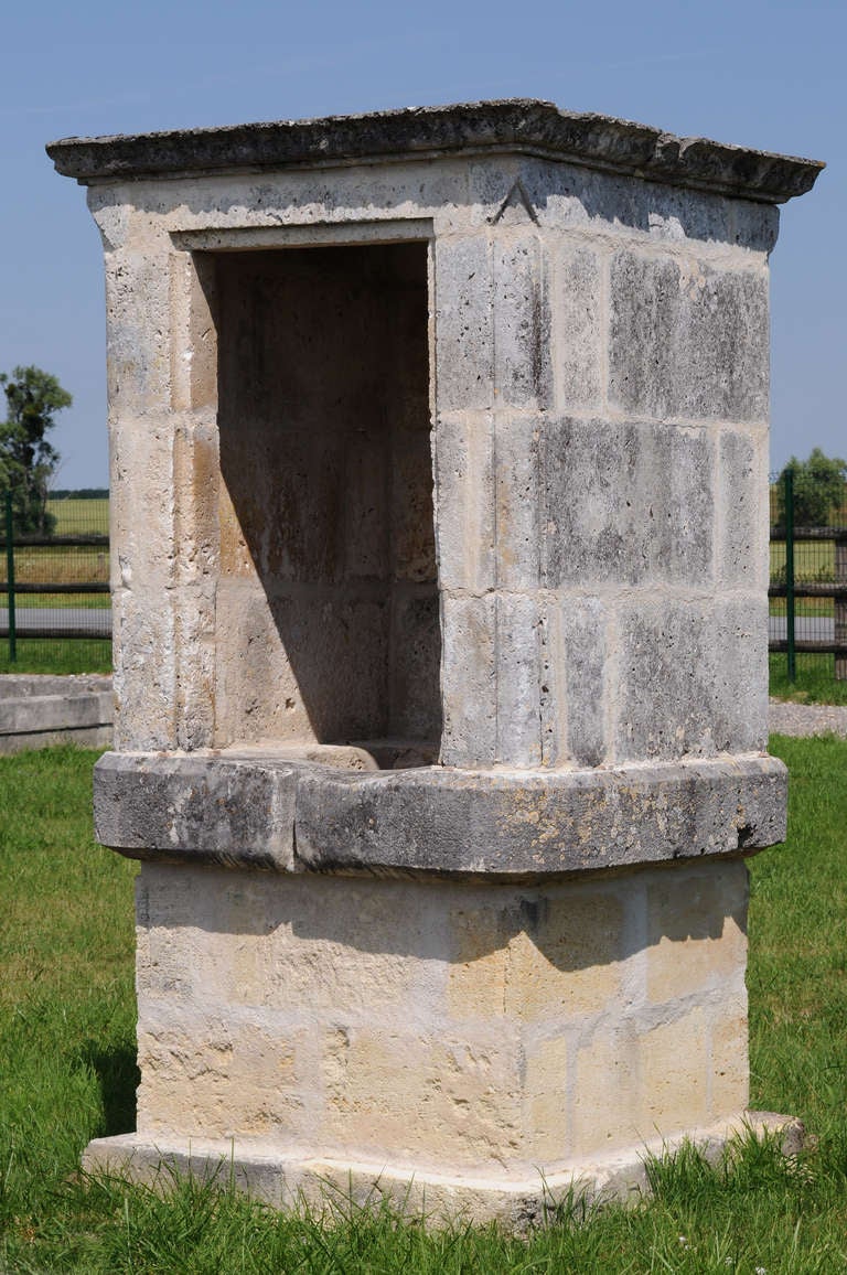 Massive Square Stone Covered Wellhead, 19th Century In Good Condition For Sale In Richebourg, Yvelines