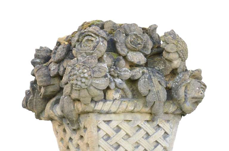 Pair of French Louis XVI Period Stone Baskets, Late 18th Century In Good Condition In Richebourg, Yvelines