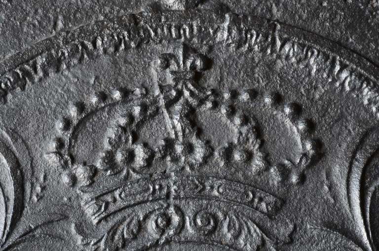 French Louis XVI Cast Iron Fireback, Late 18th Century In Good Condition In Richebourg, Yvelines