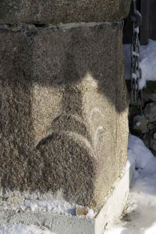 French gothic period granite fireplace - 15th century In Good Condition In Richebourg, Yvelines