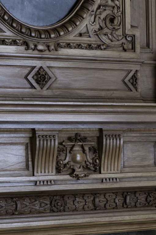 An important French Renaissance style wallnut fireplace. Ca 1880. Oil on canvas : Frédérick III of Danemark son's. Inscription : Ritratto del figlio di Federigo III re di daminarca, copio dell originale R galleria Pitti, V Bianchini, studio via