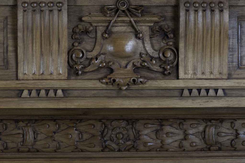 French Renaissance style wallnut fireplace - Ca 1880 In Good Condition In Richebourg, Yvelines