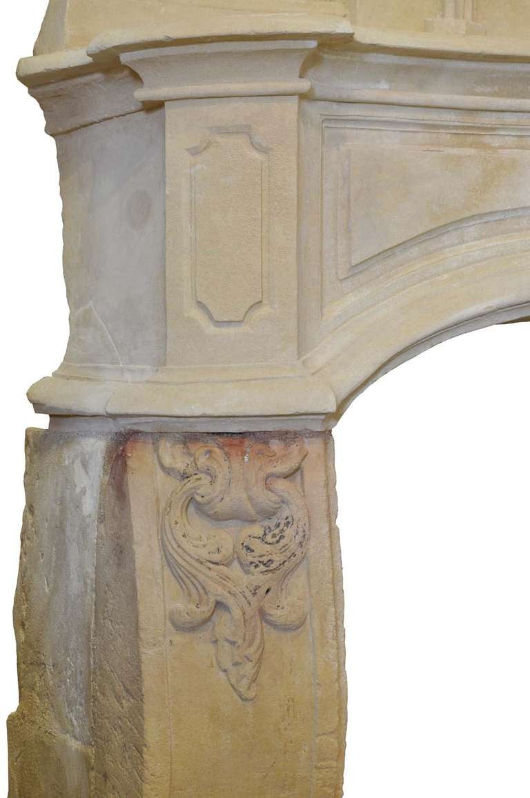 Louis the 14th period richly carved limestone fireplace In Good Condition In Richebourg, Yvelines