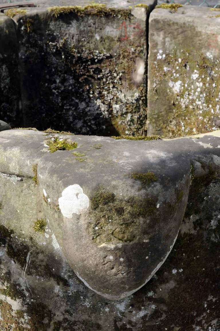 French Louis XIV Period Sandstone Well Curbstone, 17th Century In Good Condition For Sale In Richebourg, Yvelines