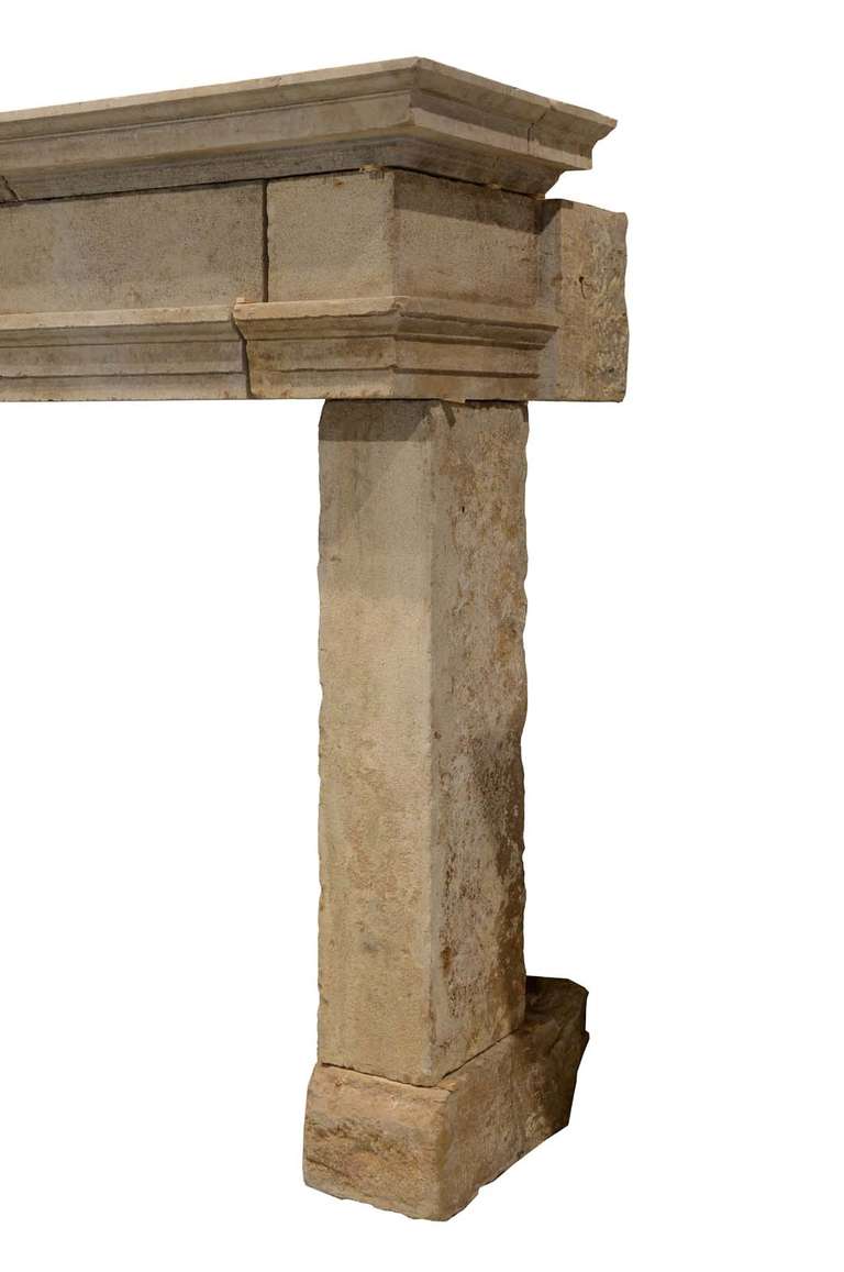 French Louis XIII Period Limestone Fireplace from Early 17th Century In Good Condition In Richebourg, Yvelines