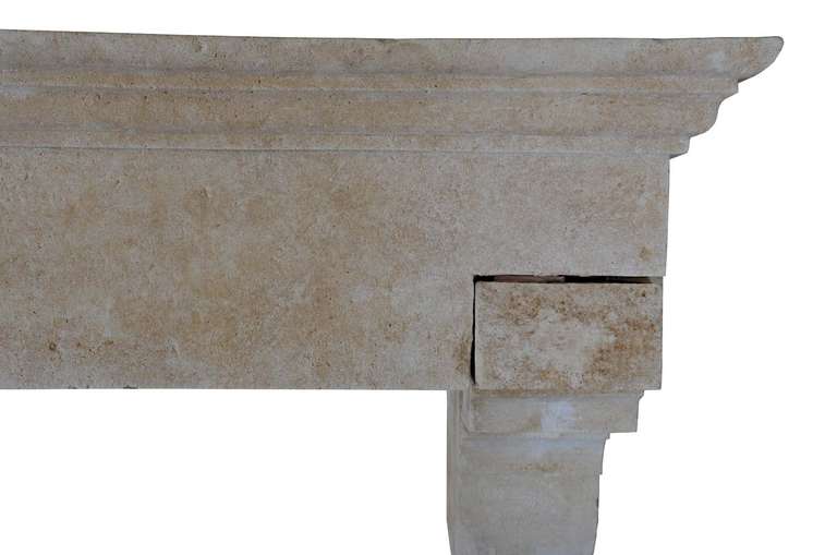 French Louis XIII Period Limestone Fireplace, 17th Century In Good Condition In Richebourg, Yvelines