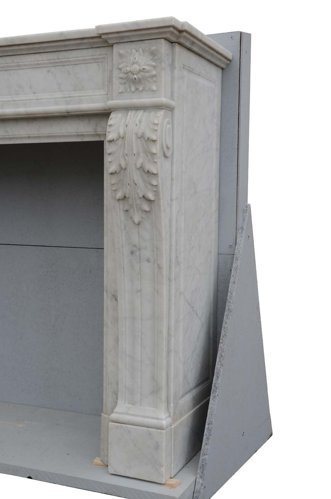 French Louis XVI Style White Marble Fireplace, 19th Century In Good Condition For Sale In Richebourg, Yvelines