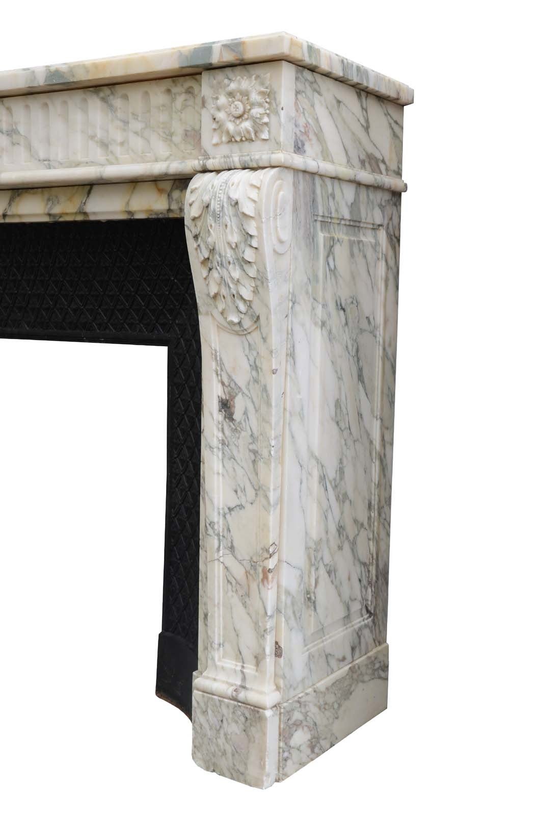 French Louis XVI Style Marble Fireplace, 19th Century In Good Condition For Sale In Richebourg, Yvelines