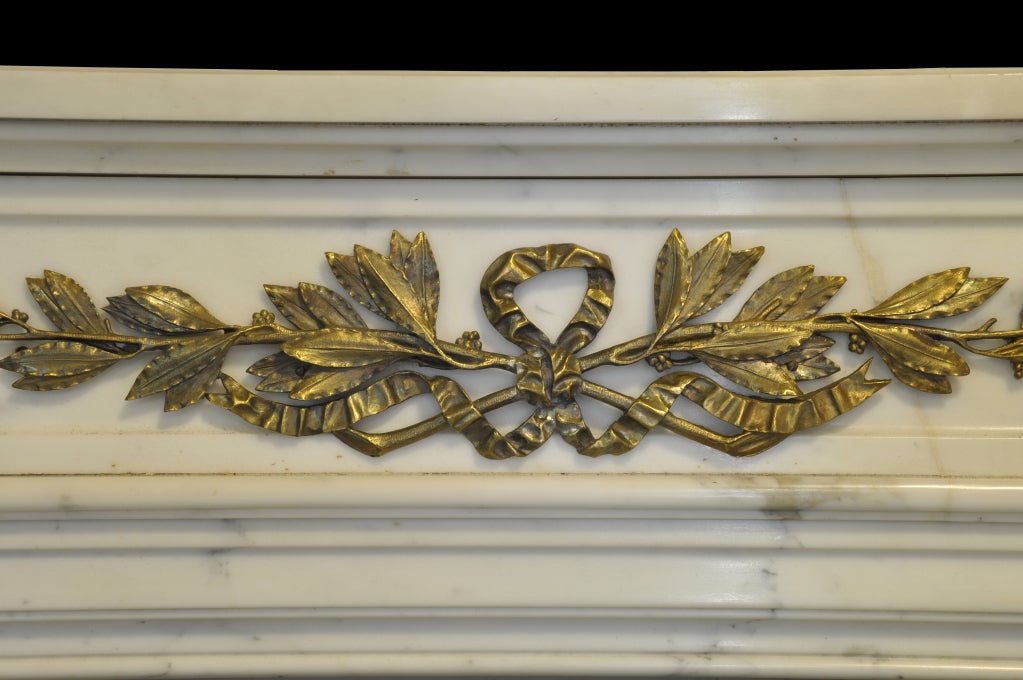 French Louis the 16th style white marble and gilded bronze fireplace - 19th C. In Good Condition In Richebourg, Yvelines