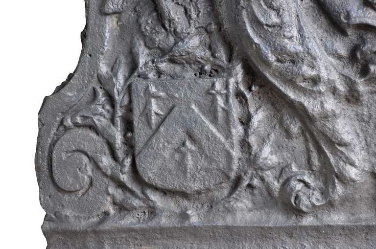 French Louis the 14th Cast Iron Fireback, Late 17th Century In Good Condition For Sale In Richebourg, Yvelines