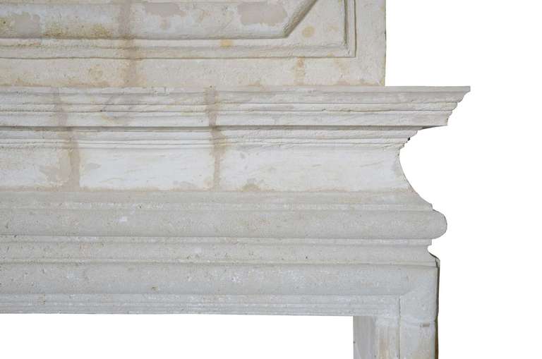 French Louis XIV Period Limestone Fireplace, 17th Century In Good Condition In Richebourg, Yvelines