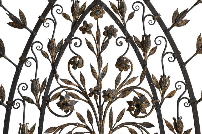 An important wrought iron fire screen dated early 20th century.