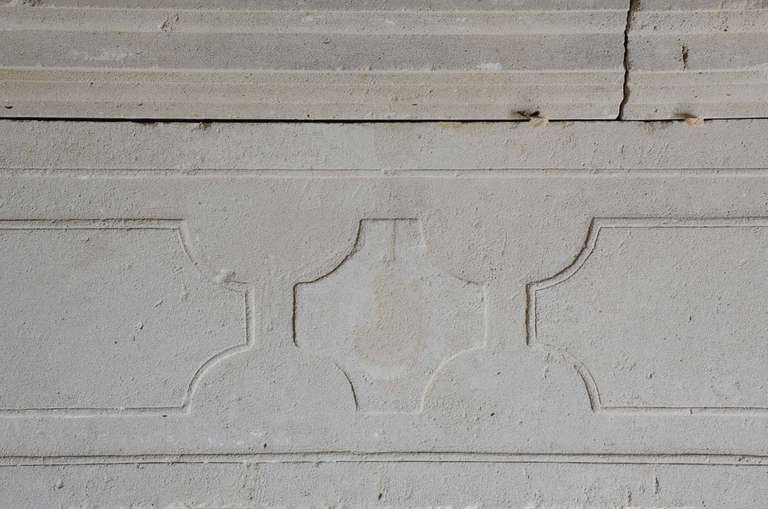 French Louis XIII Period Limestone Fireplace, 17th Century In Good Condition In Richebourg, Yvelines