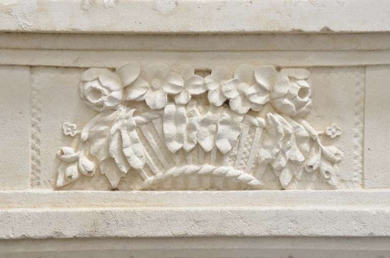 French Louis XVI Period Limestone Fireplace, Late 18th Century In Good Condition For Sale In Richebourg, Yvelines