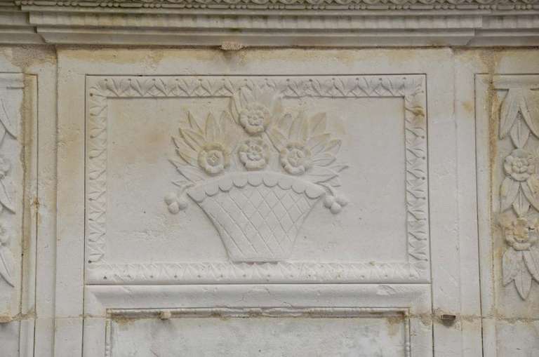 French Directoire period limestone fireplace - Late 18th century. In Good Condition In Richebourg, Yvelines