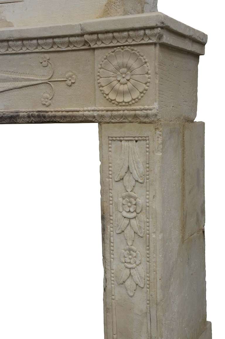 French Directoire period limestone fireplace - Late 18th century. 2