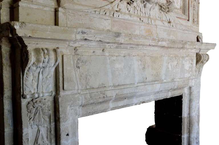 French Louis XIV Period Limestone Fireplace, 17th Century In Good Condition For Sale In Richebourg, Yvelines