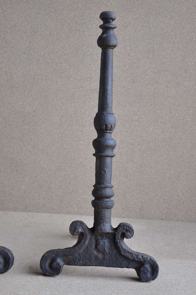 Pair of French Louis XIV Period Wrought Iron Firedogs, 17th Century In Good Condition In Richebourg, Yvelines