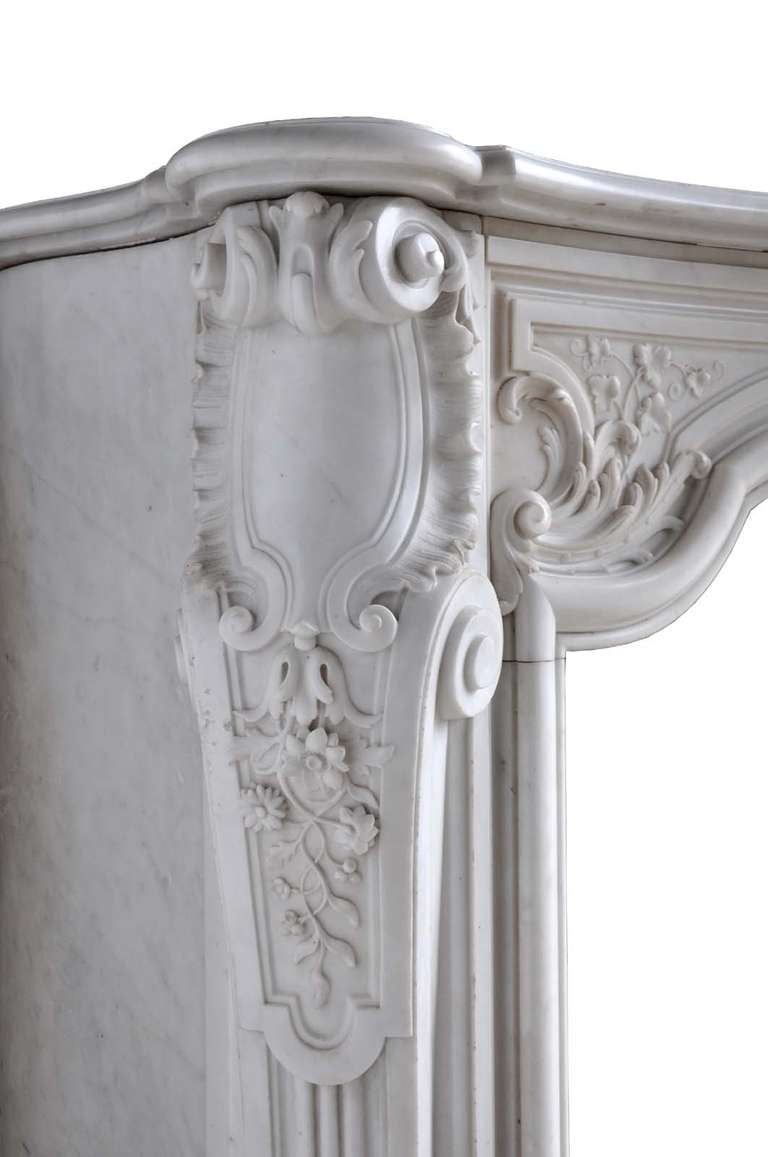 French Louis XV style white marble fireplace In Good Condition In Richebourg, Yvelines