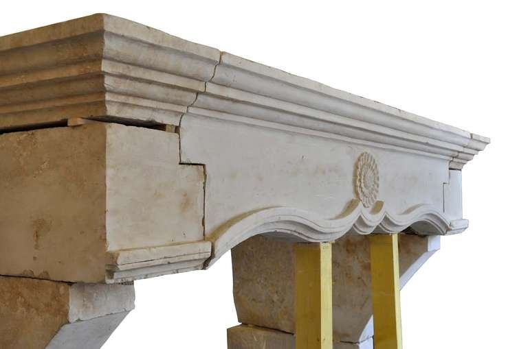 French Louis the 13th Limestone Fireplace, 17th Century In Good Condition For Sale In Richebourg, Yvelines
