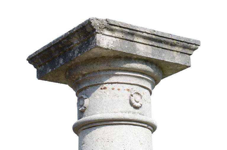 Stone balustrade with side columns - 19th century In Good Condition In Richebourg, Yvelines