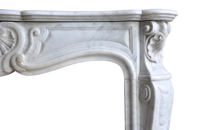 French Louis the 15th style white marble fireplace - Late 19th C. In Good Condition In Richebourg, Yvelines