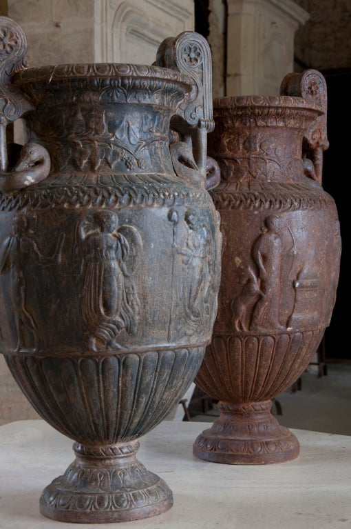Pair of Cast Iron Vases, 19th Century In Good Condition For Sale In Richebourg, Yvelines