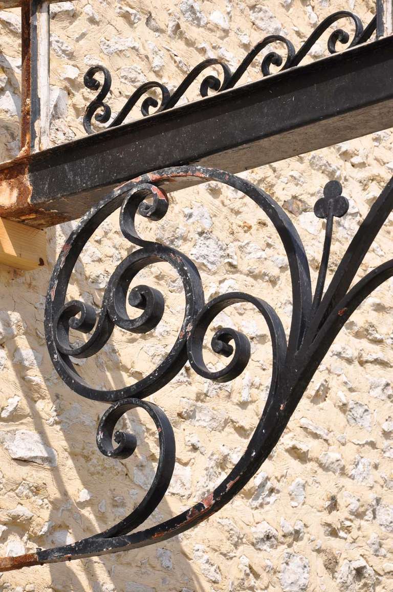 Wrought iron canopy - Late 19th century or early 20th century In Good Condition In Richebourg, Yvelines