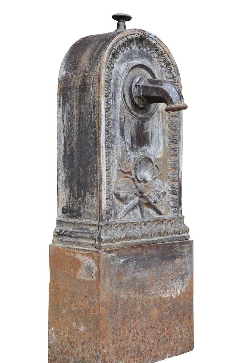 Cast iron fountain dated late 19th century In Excellent Condition In Richebourg, Yvelines