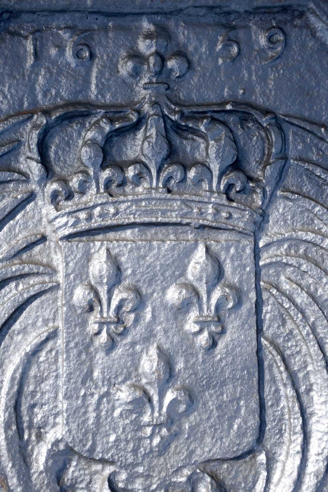 Dated from 1639 cast iron fireback representing the Royal Arms of France surrounded by palms. This fireback would come from the Château de Marly.