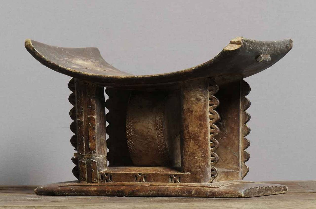 Carved wood chair - Ghana - Ethnie Ashanti, circa1900. # E5425.