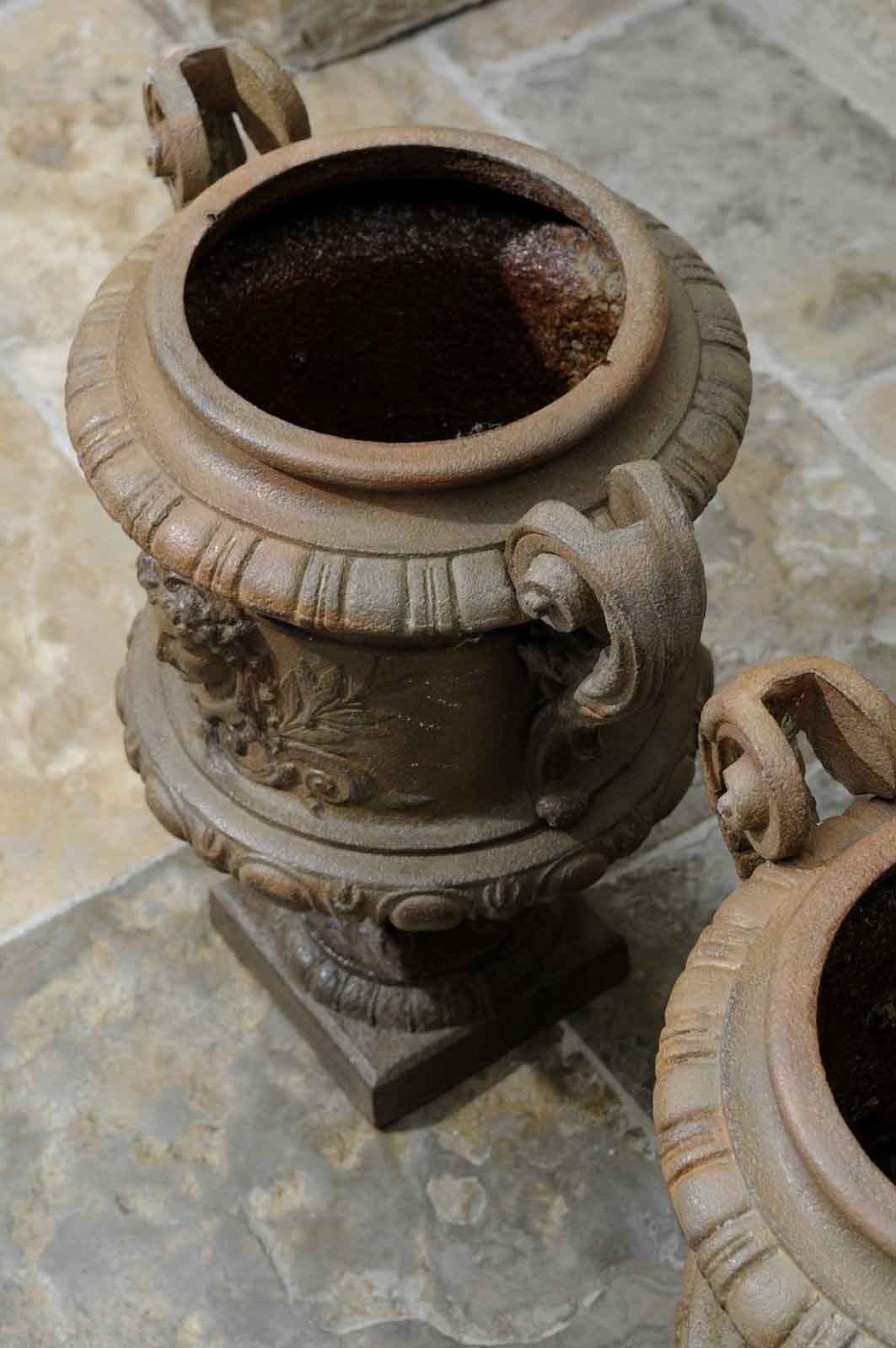 Pair of cast iron vases - Late 19th Century. 1