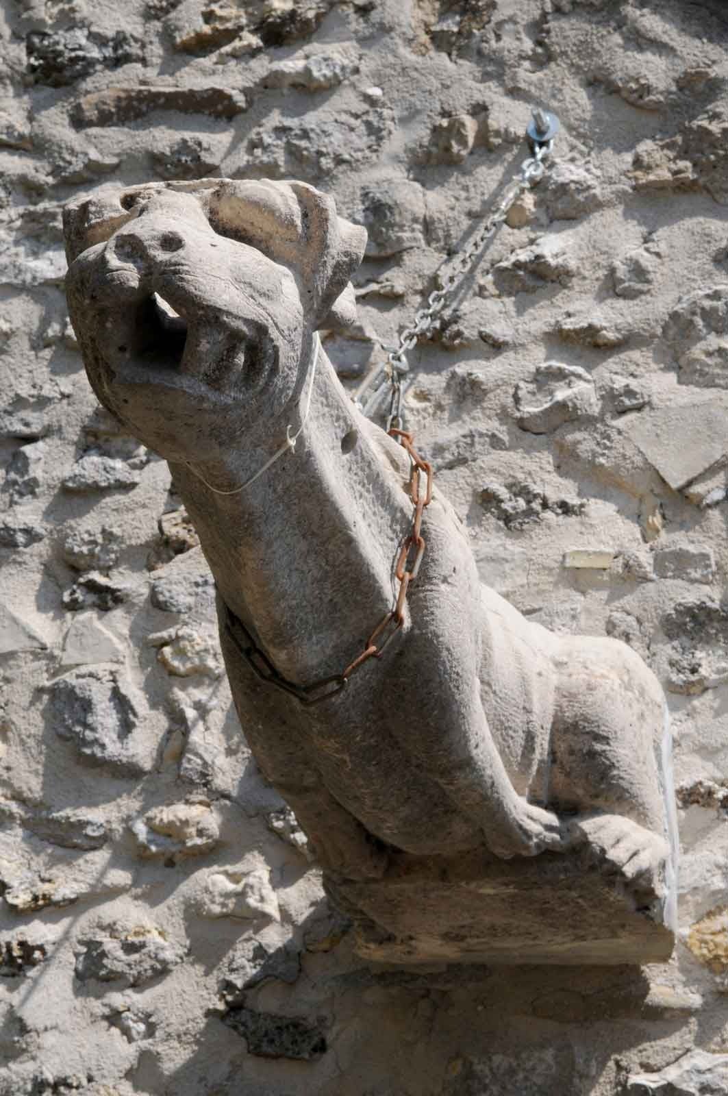 French Gothic Period Stone Dog Gargoyle, Probably 15th Century In Good Condition In Richebourg, Yvelines