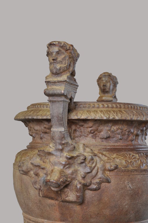 Louis XIV Style Cast Iron Garden Vase In Good Condition For Sale In Richebourg, Yvelines
