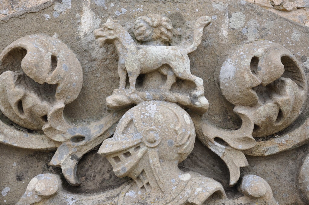 Stone armorial bearings In Good Condition In Richebourg, Yvelines