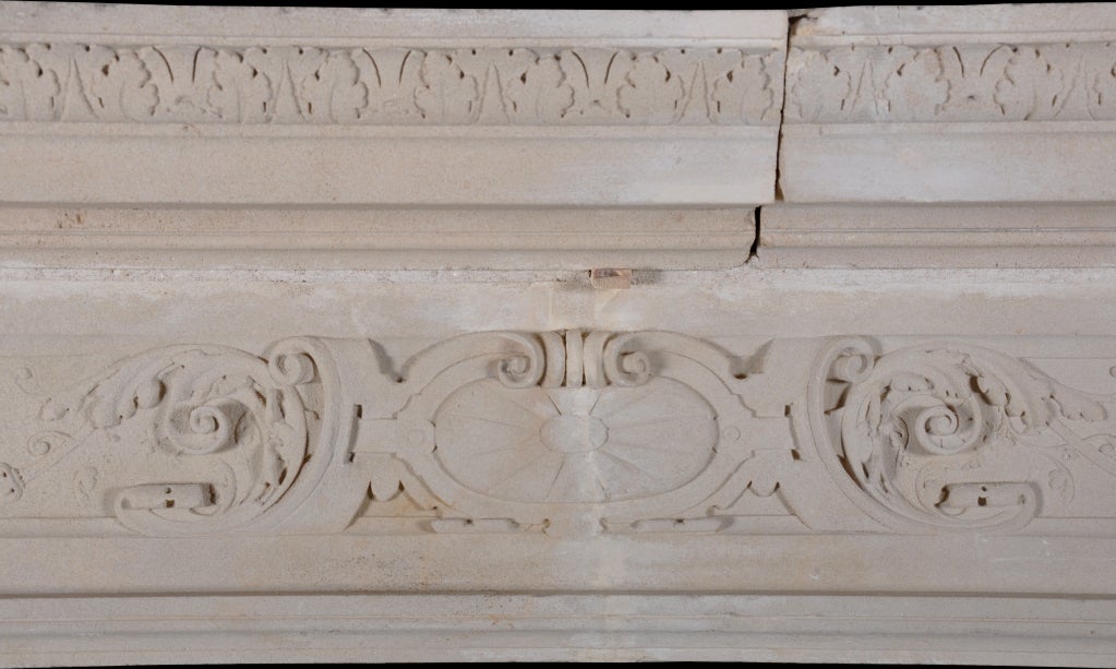 French Renaissance style limestone fireplace In Good Condition In Richebourg, Yvelines