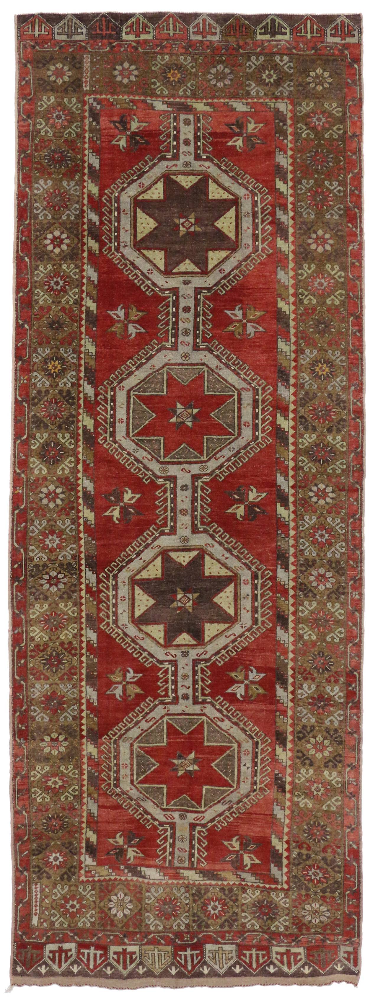 51150-51151 Coppia di tappeti da galleria turchi vintage Oushak, runner da corridoio abbinati in stile metà secolo moderno. Questa coppia di tappeti da galleria Oushak turchi vintage in lana annodati a mano è rimasta al passo con i tempi. Ogni