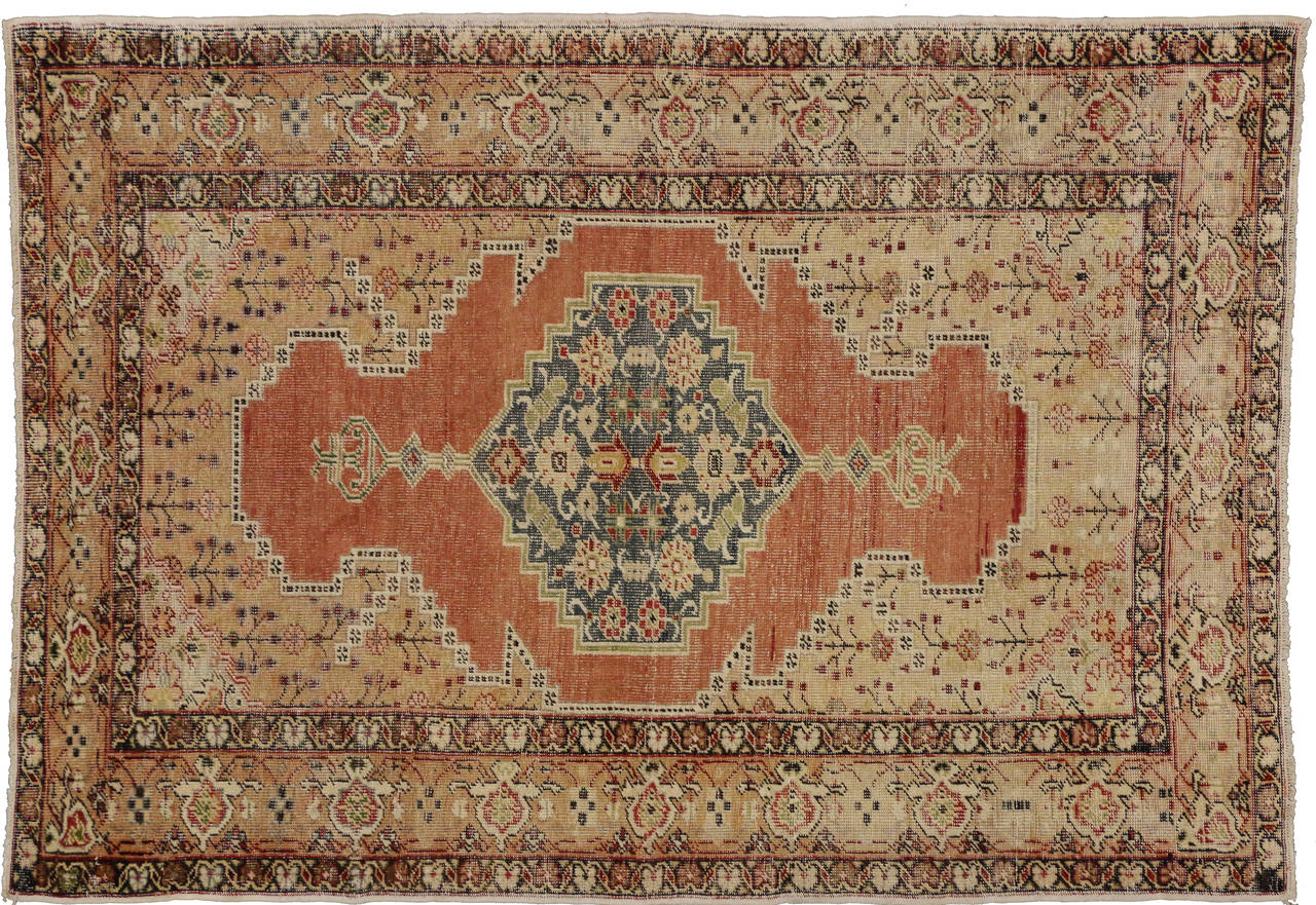 This early 20th century Turkish Sivas rug appeals strongly to both interior designers and savvy homeowners with its naturally distressed, yet whimsical and highly decorative aesthetic. Although traditional, don’t disregard using this Turkish rug in