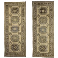 Paire de tapis de couloir vintage Oushak aux couleurs sourdes, paire de tapis de couloir d'entrée