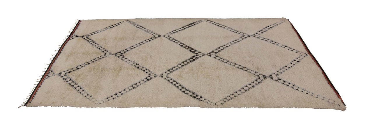 20th Century Beni Ouarain Moroccan Rug with Minimalist Design and Mid-Century Modern Style