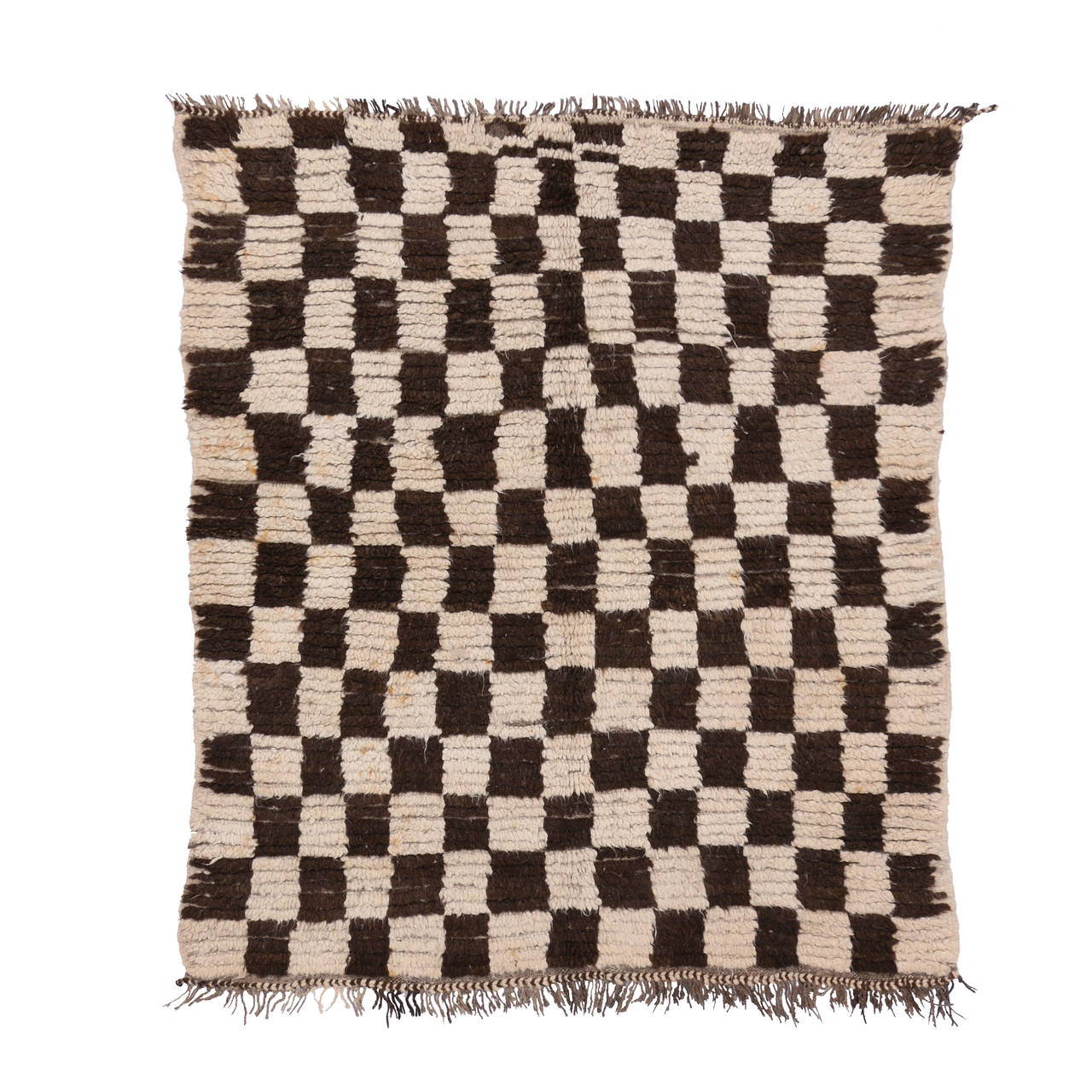 74571 Vintage Berber Moroccan Rug with Retro Checkerboard Design and Cubism Style. With its Primitive charm and checkerboard pattern, this vintage Moroccan rug synthesizes beautifully with Mid-Century Modern architecture. Alternating blocks of beige