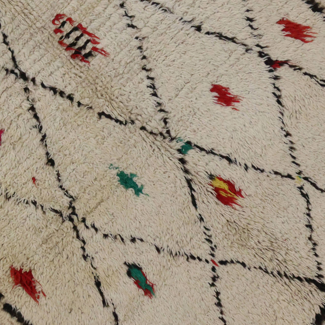 Mid-Century Modern Berber Moroccan Rug with Tribal Design In Excellent Condition In Dallas, TX